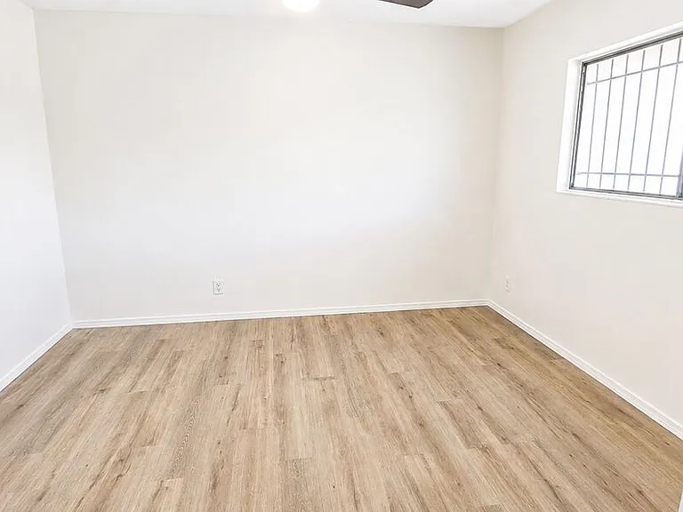 2630 S La Salle Ave #1 — Photo 8