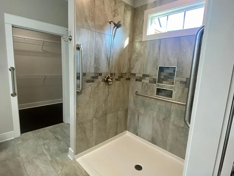 300 Canterbury Ln — Photo 9