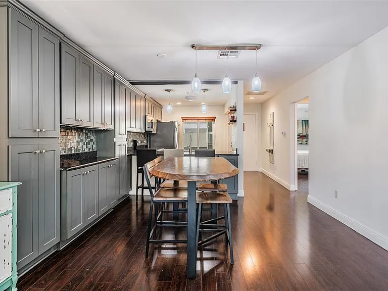637 Drake Ln N — Photo 5