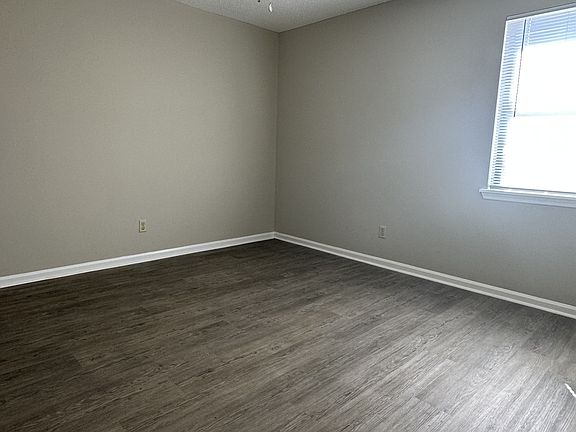 5th image of 421 Prince Ave