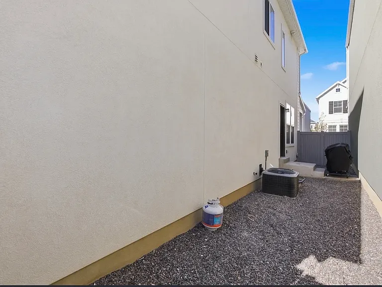 N Ashgrove Ln — Photo 28
