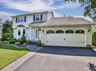58 Williamsburg Ln, Lancaster, NY 14086