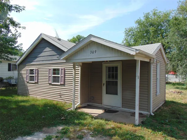 309 Pershing Ave, Wood River, IL 62095