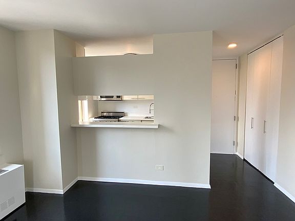 3rd image of 200 E 89th St APT 19B