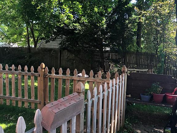 5th image of 214 Woodlawn Ave