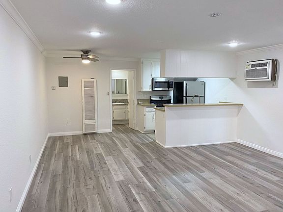 4th image of 13049 Oxnard St APT 8