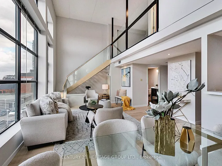 393 King St E #404 — Photo 11