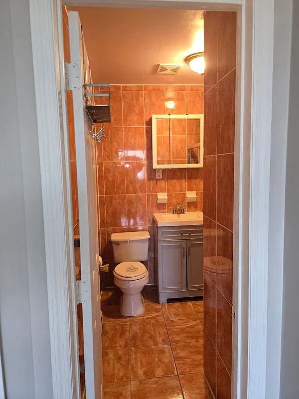 3 bed, 2.0 bath, 1100 sqft, $3,400 — Photo 4