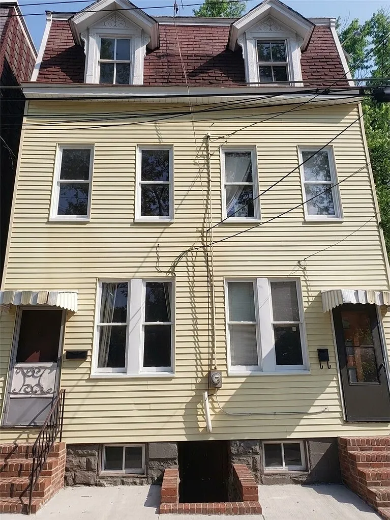 1318 Halsey Pl photo 1