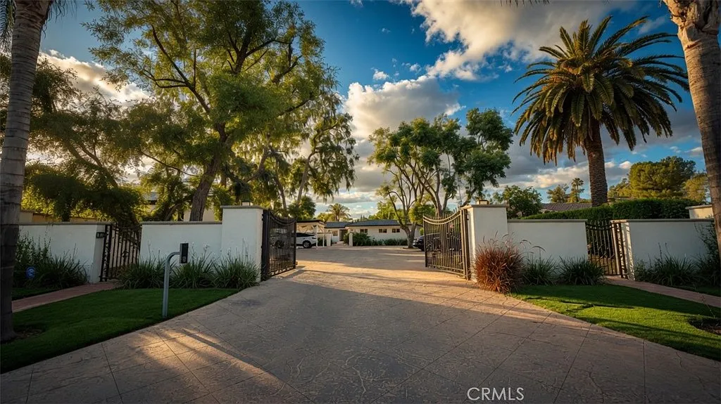 3 bed, 3.5 bath, 2675 sqft, $9,950 — Photo 1
