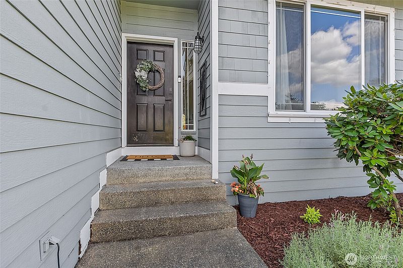 3rd image of 9016 190th Street E