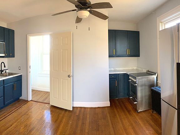 Brand new eat-in kitchen with high quality appliances