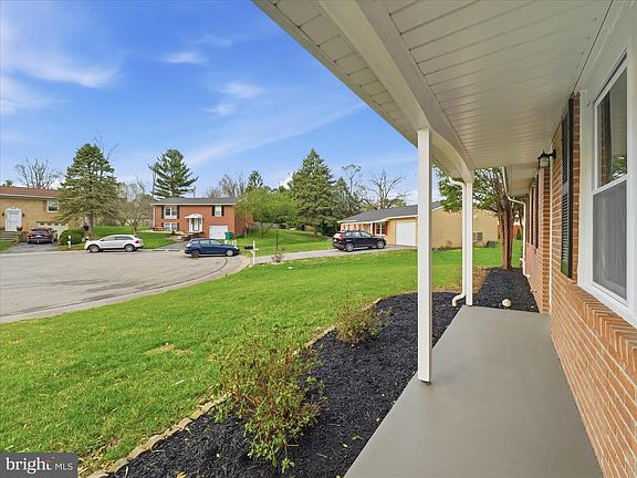 3rd image of 17821 Greentree Ln