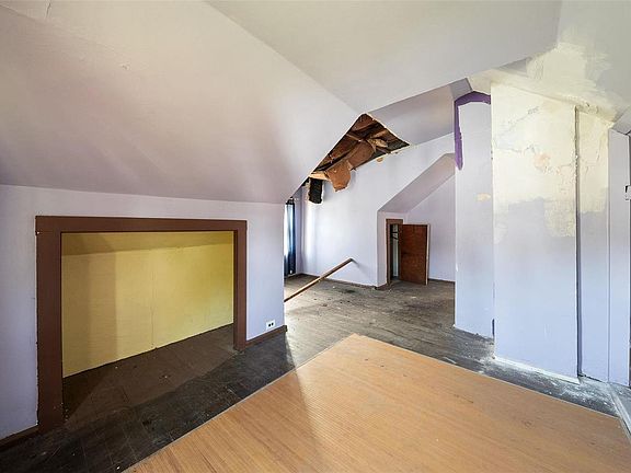 4th image of 6818 Magnolia Ave