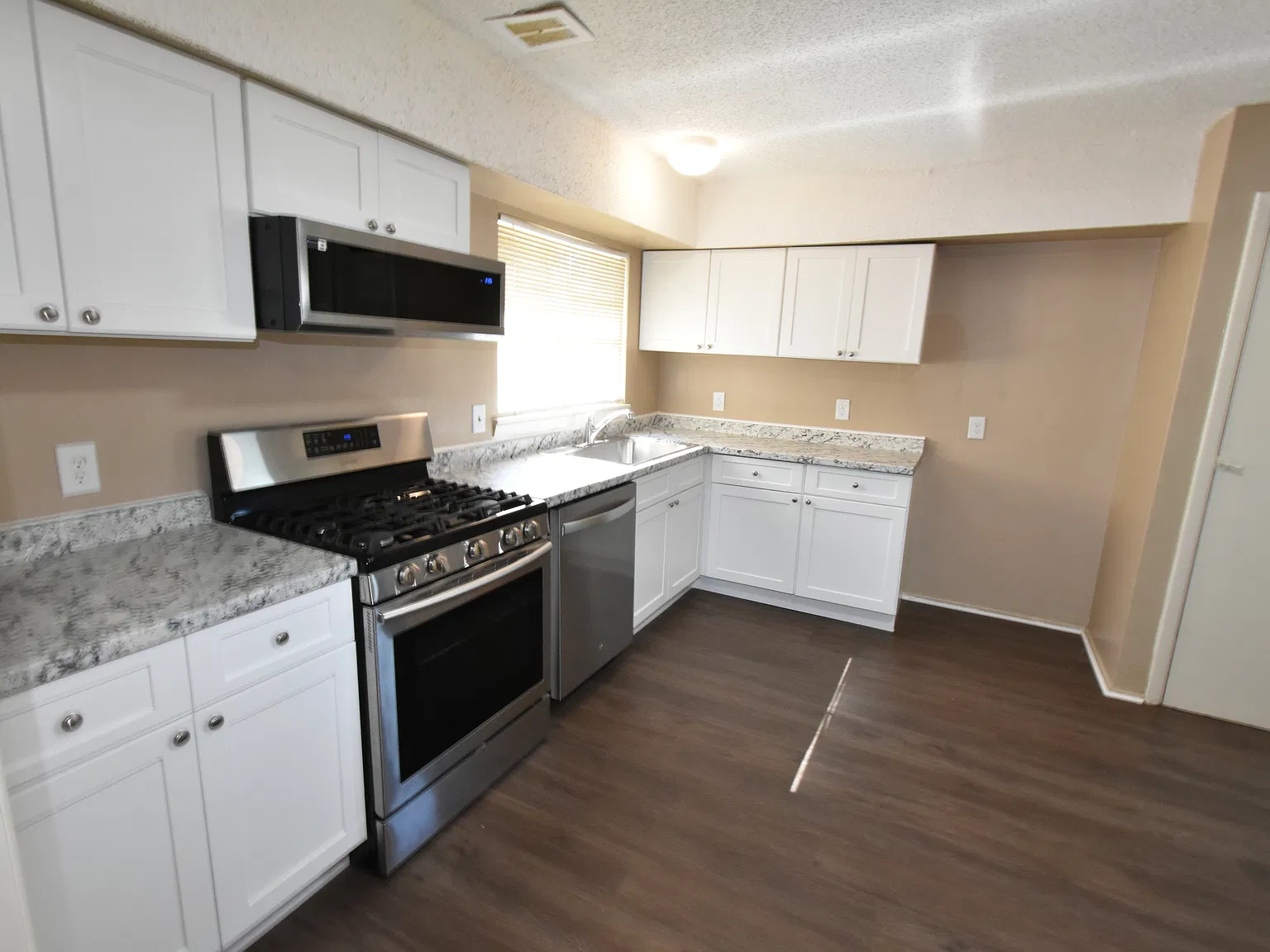 4 bed, 1069 sqft, $1,800 — Photo 4
