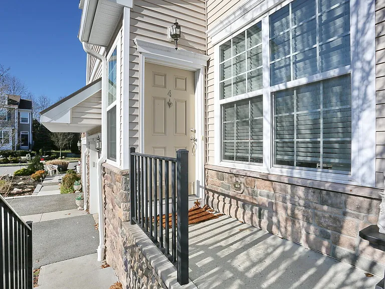 4 Masterson Ct — Photo 3