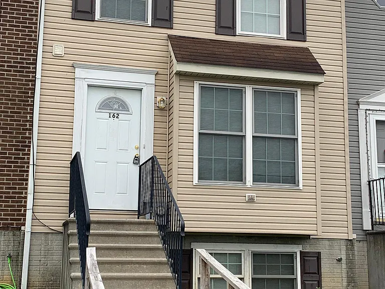 162 Lee St — Photo 3