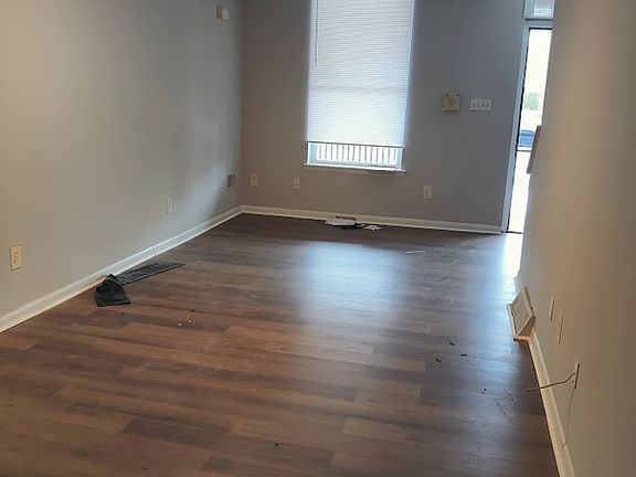 4th image of 938 Belmont Ave