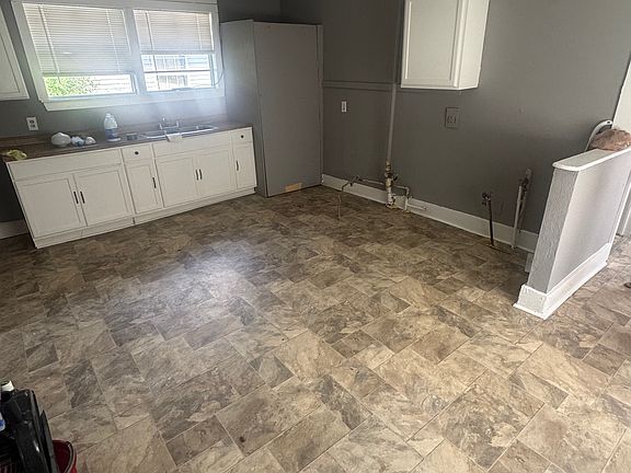 4th image of 23904 Taylor St