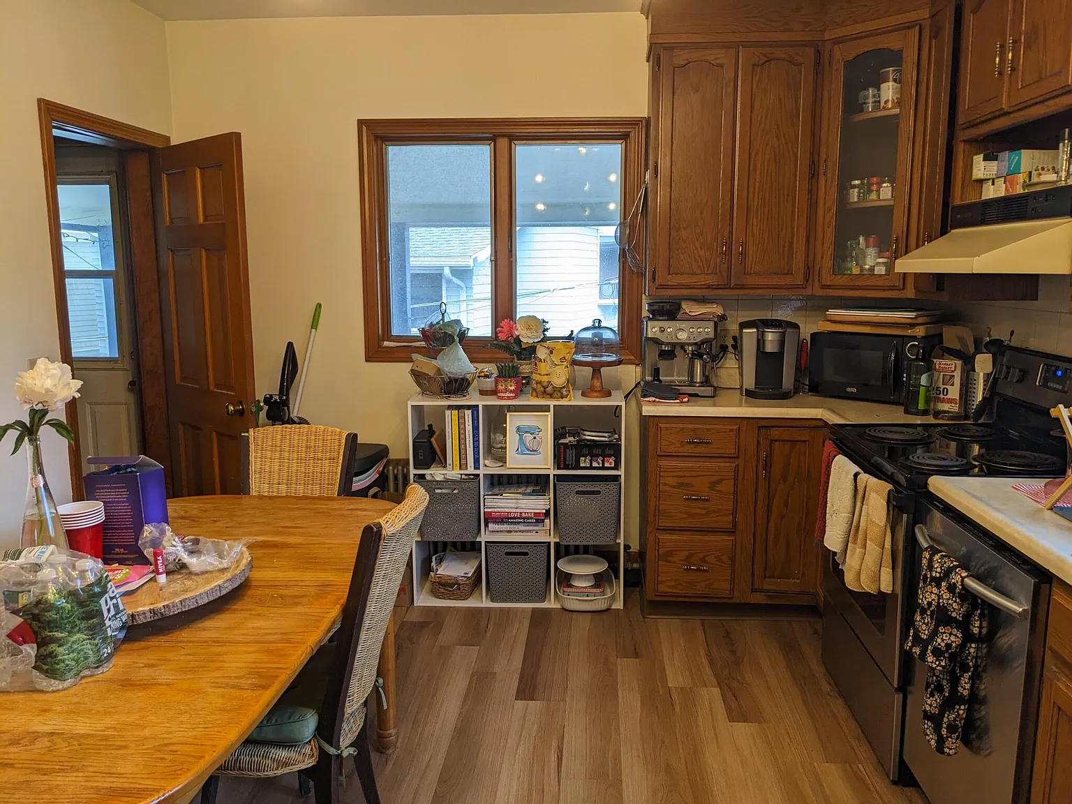 4 bed, 9999 sqft, $3,995 — Photo 3