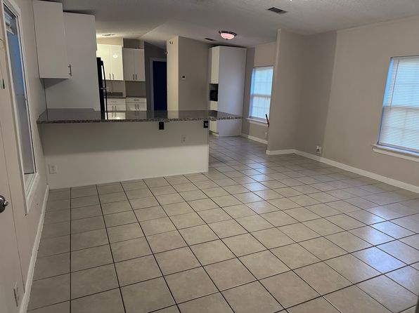 Cicada Cir E, New Caney, TX