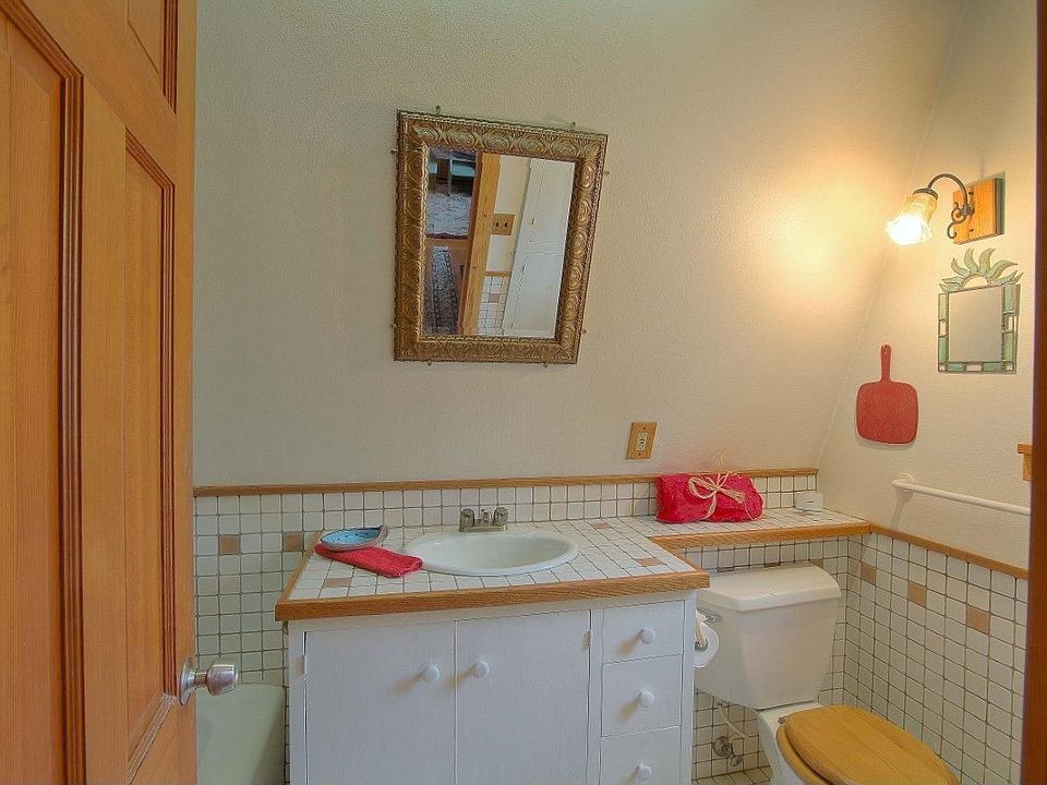 Main bathroom w/tub/shower, tile floor and countertop and linen closet