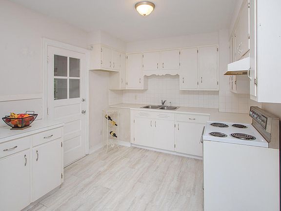 3rd image of 1405 Pinehurst Blvd