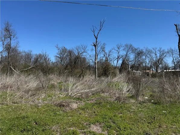 8 N 2nd St, Lott, TX 76656