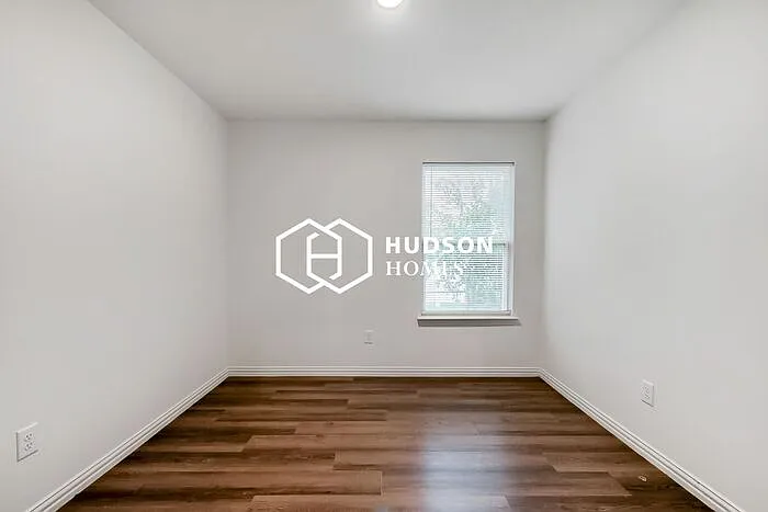 2504 Lyle Ave — Photo 8
