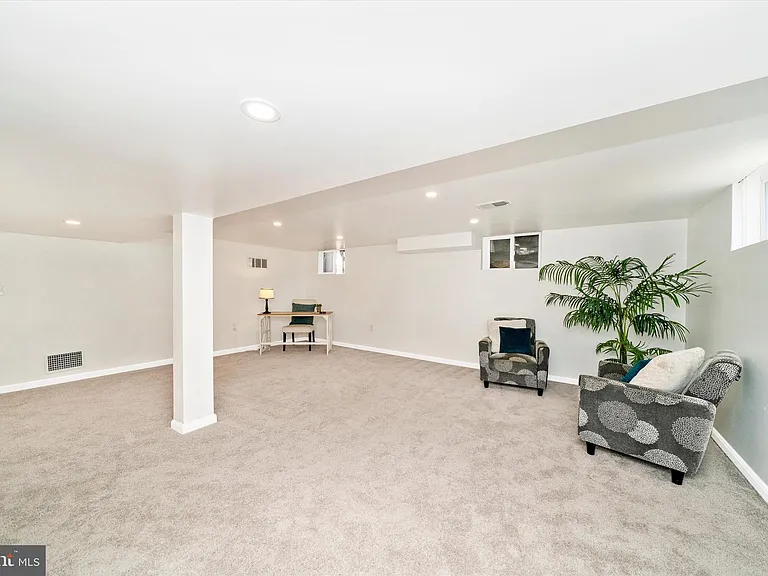 8409 Woodward St — Photo 32