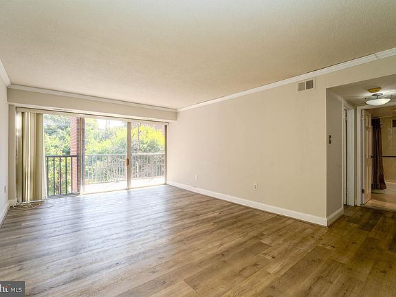 4th image of 1300 Army Navy Dr APT 315