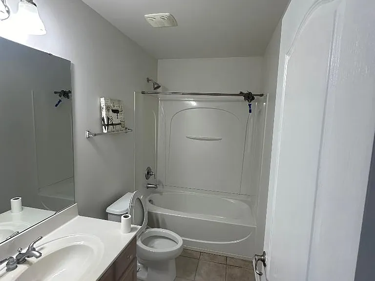 Shared full bathroom (upstairs)