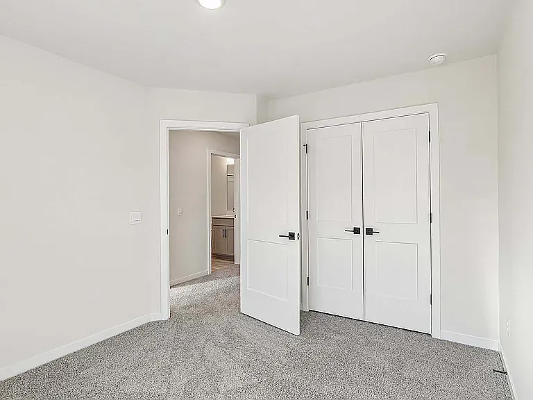 4 bed, 2003 sqft, $2,400 — Photo 2