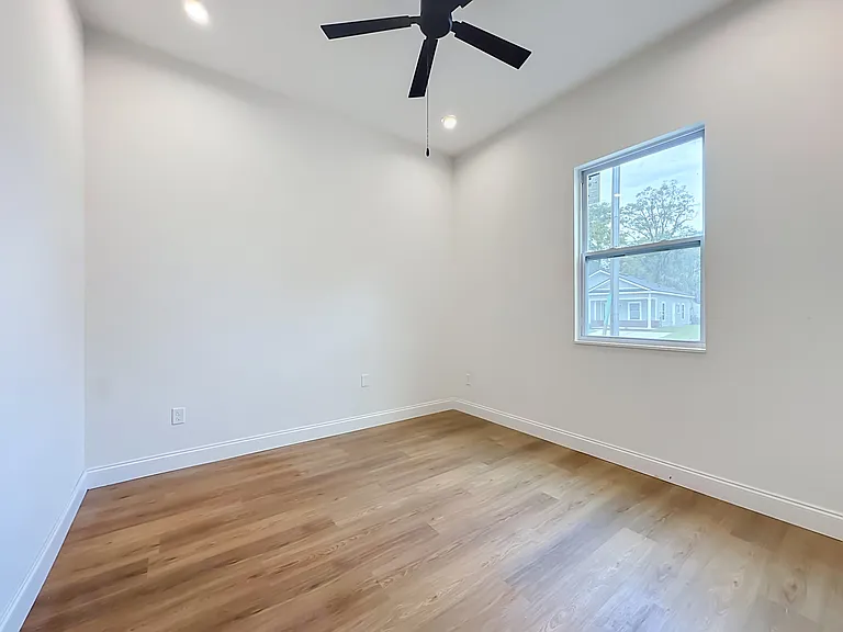 2250 W 13th St — Photo 15