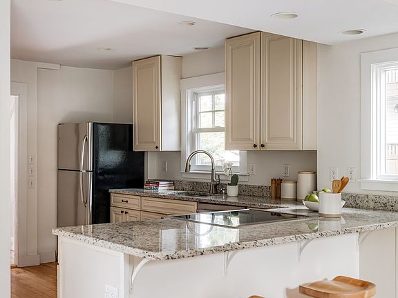 5th image of 170 Garden St