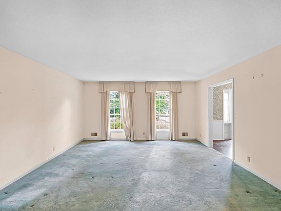 5th image of 115 Fernbrook Cir