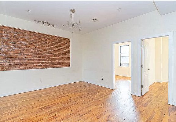 4th image of 584 Franklin Ave #9