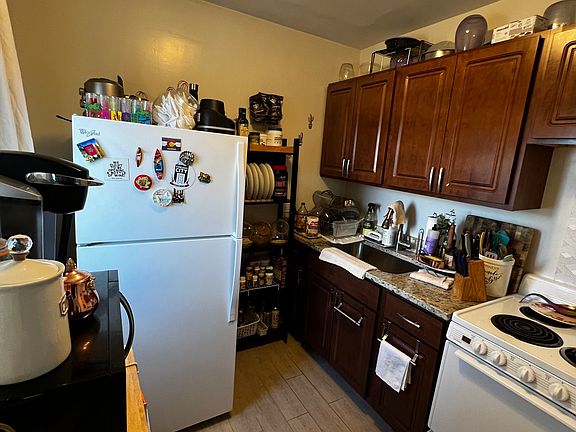 4th image of 1441 W Howard St APT 215