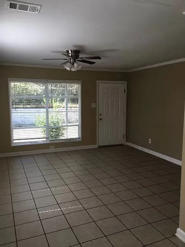3 bed, 1100 sqft, $1,300 — Photo 3
