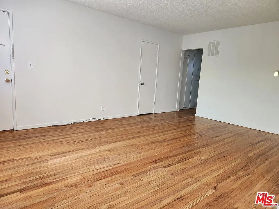 1 bed, 1.0 bath, 700 sqft, $1,900 — Photo 2