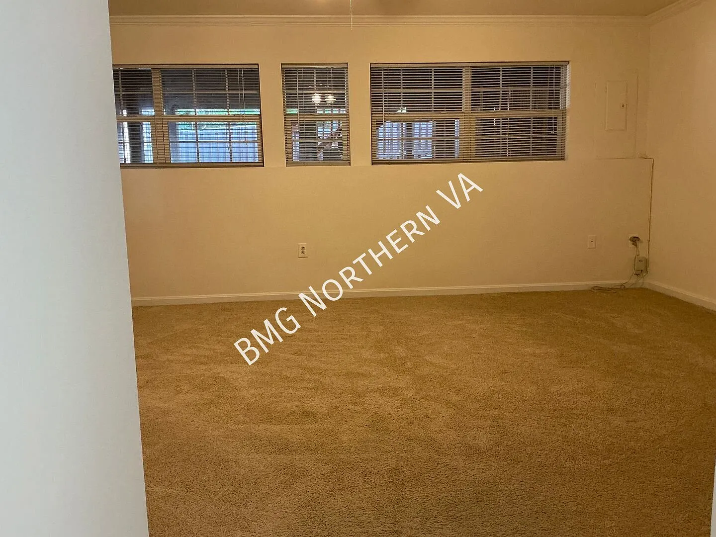 Beautiful 4 Bed 2.5 Bath Townhome In Convenient Wellington Community — Photo 3