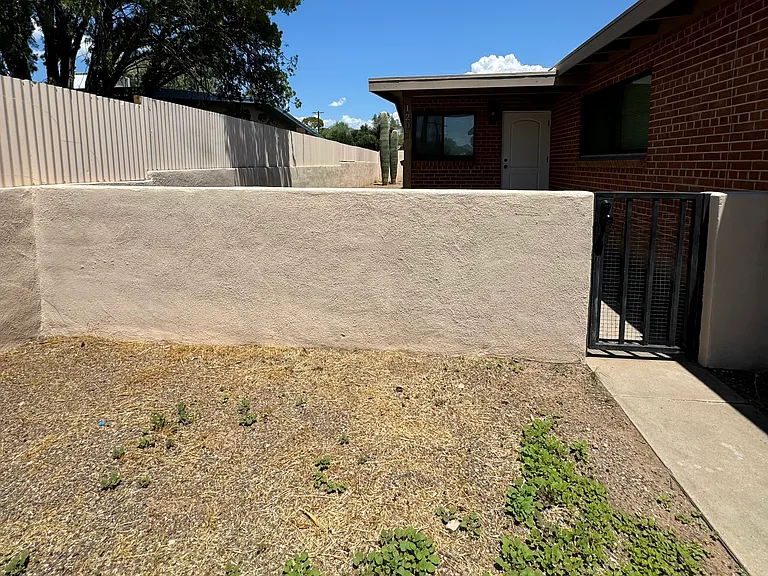 120 N Campbell Ave — Photo 4