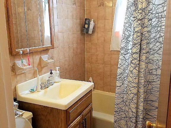 5th image of 3044 48th St Bsmt 2