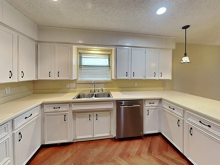 7709 Silveridge Dr — Photo 4