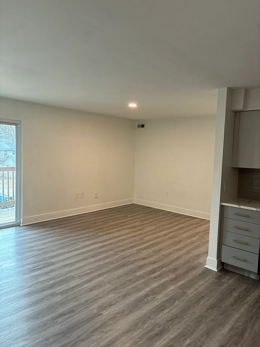 Building Photo - 325 W Parkwood Dr #6
