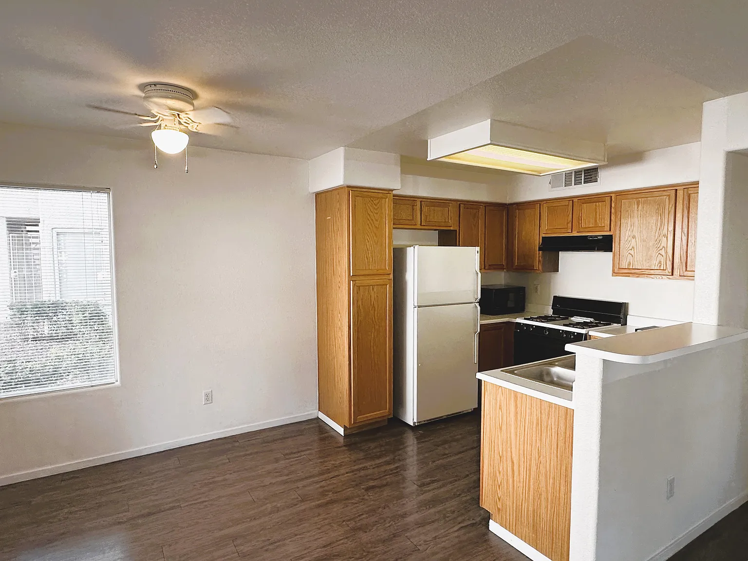 Dwnstrs 3 bedroom Condo — Photo 3