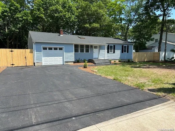 5 Garden Place, Shirley, NY 11967