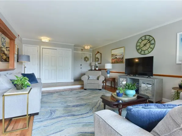 125 Van Zandt Ave APT 310, Newport, RI 02840