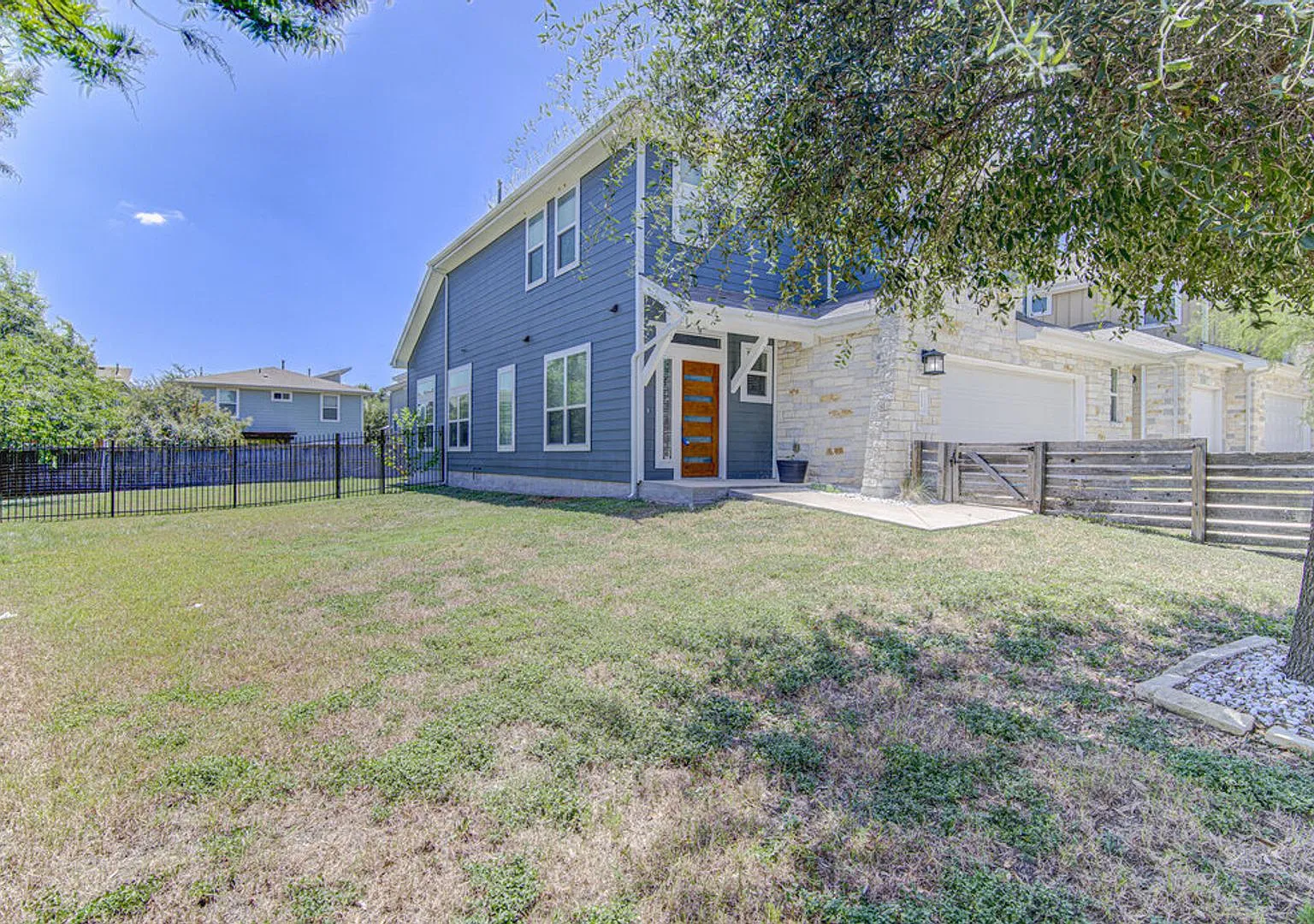 Elegant 4BR Home with Bonus Room & Designer Finishes — Photo 4