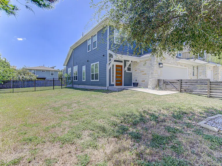 2117 Maxwell Ln — Photo 4